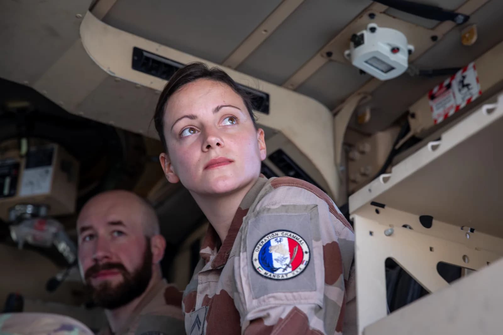 Aviatrice française à bord d'un blindé MRAP, opération Chammal