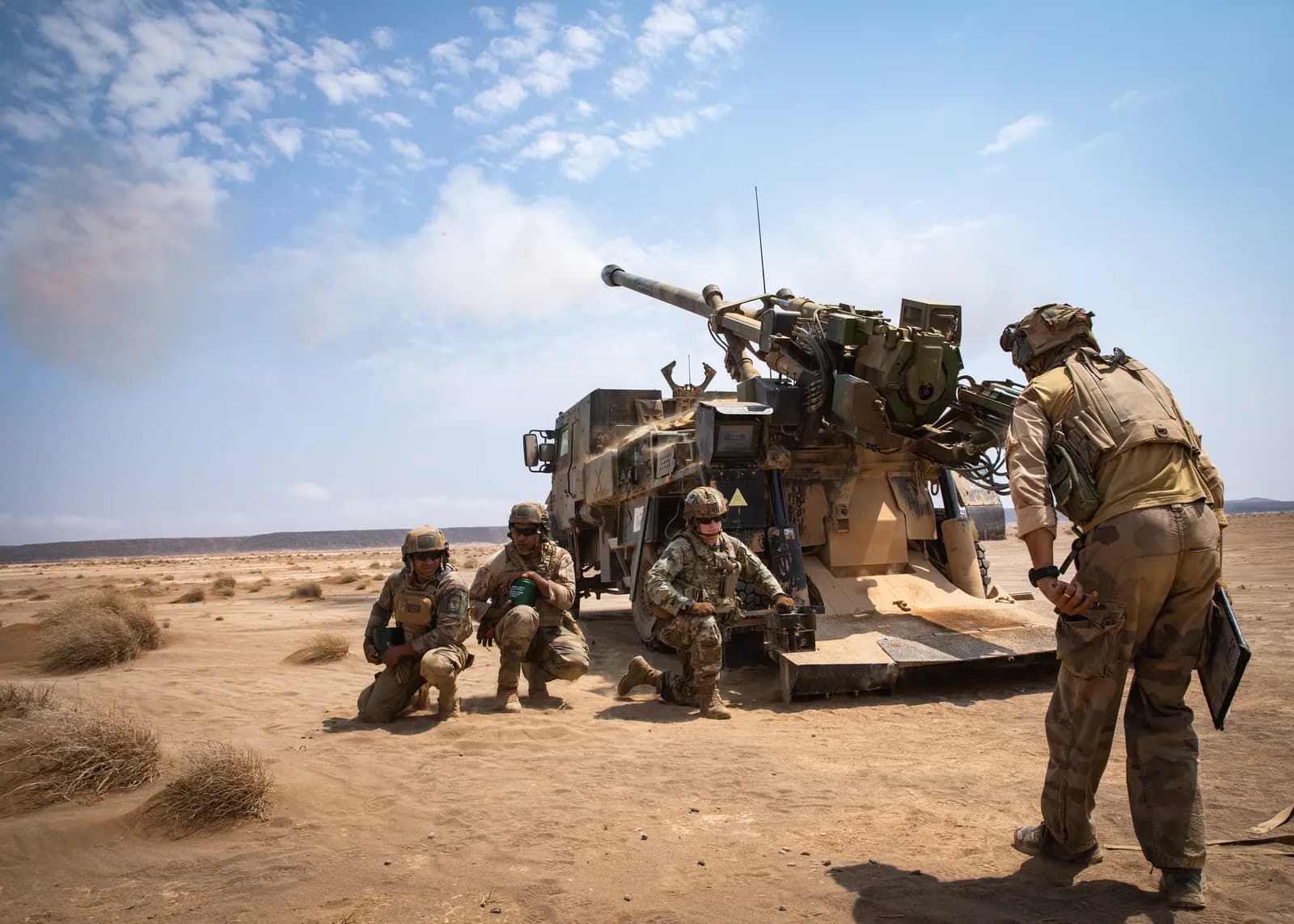 Artilleurs français du 5e RIAOM au pied d'un canon CAESAR venant de faire feu, Djibouti