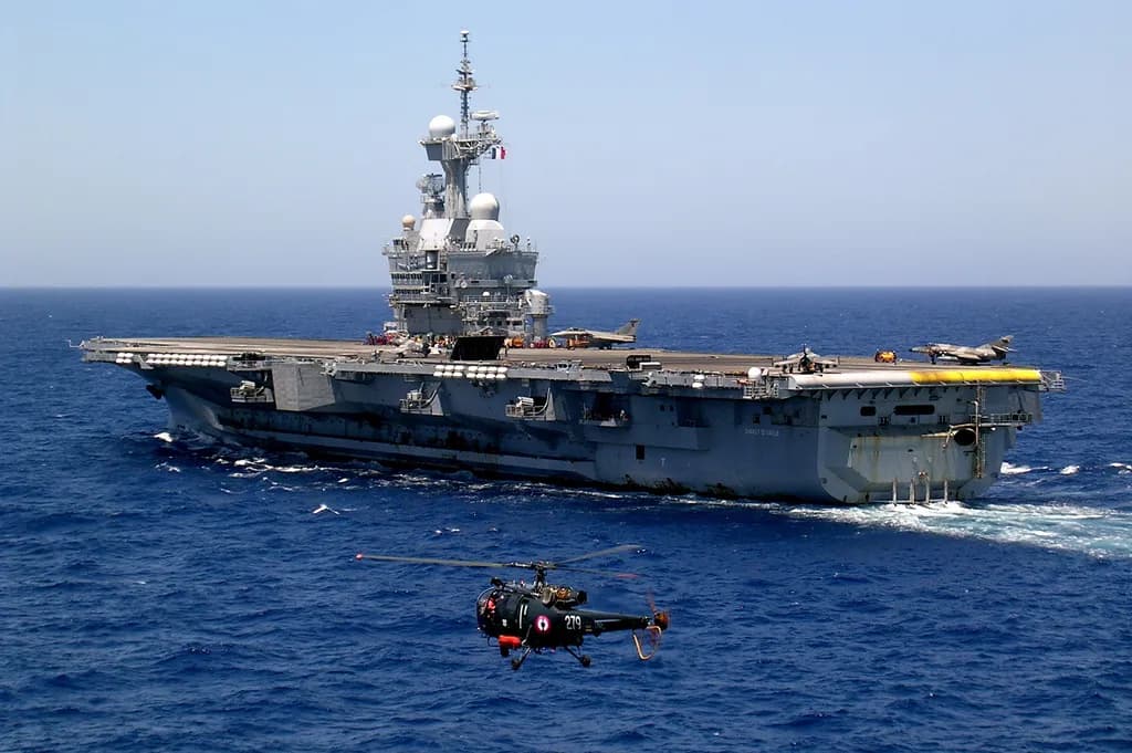 Le porte-avions Charles de Gaulle vu de la mer