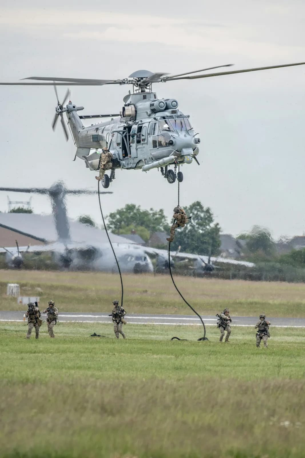 Descente en corde lisse depuis un hélicoptère Caracal