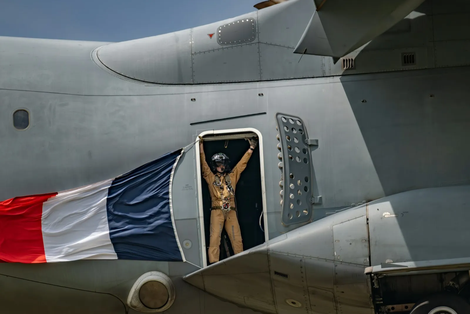 Drapeau tricolore déployé en porte d'un A400M