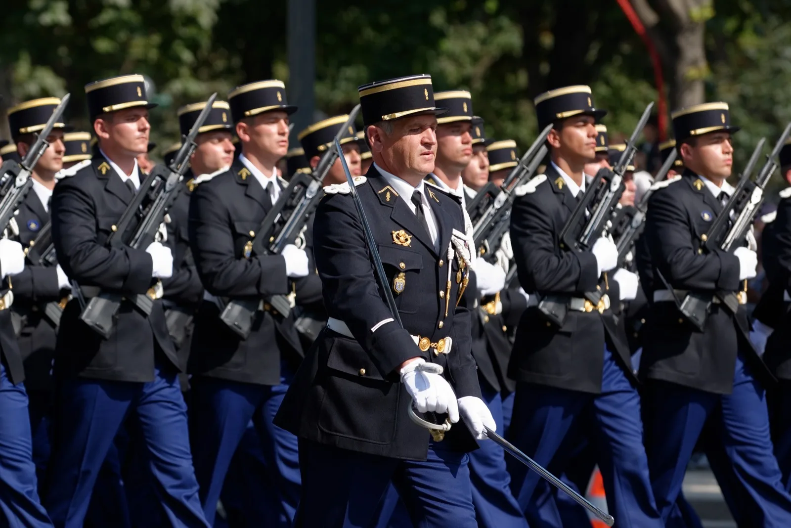 Élèves gendarmes de l'école de gendarmerie de Chaumont défilant le 14 Juillet sur les Champs-Élysées