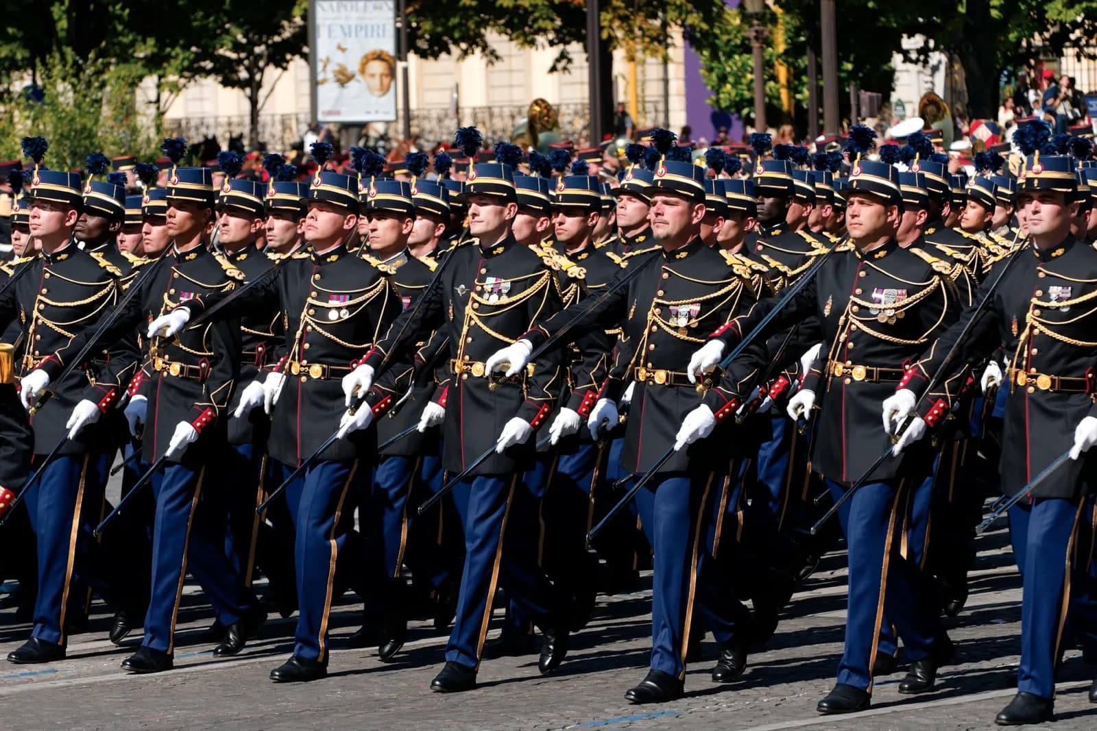 Élèves-officiers de l'École des officiers de la Gendarmerie nationale (EOGN) en grand uniforme, défilé du 14 Juillet