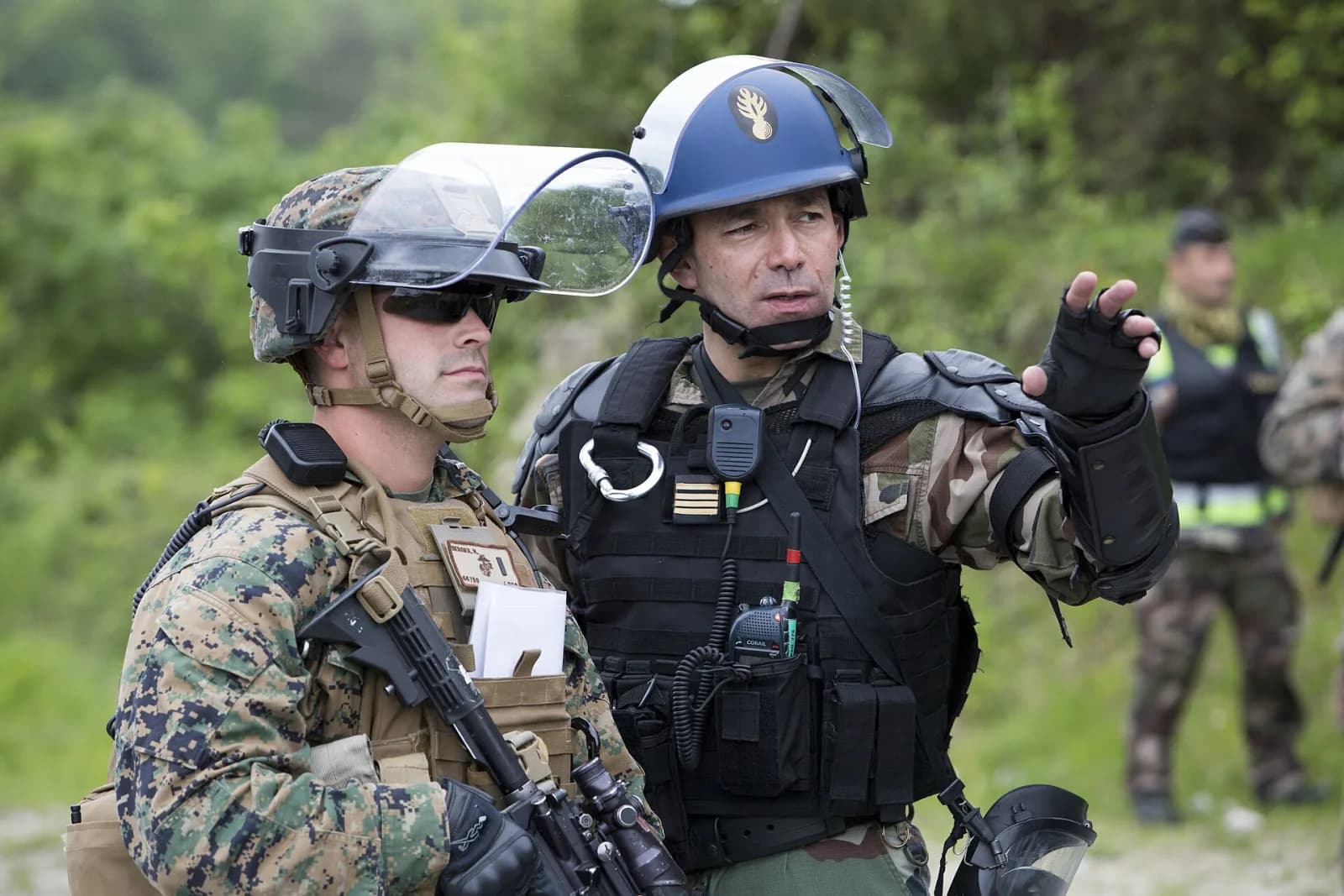 Officier de gendarmerie mobile et Marine américain lors d'un exercice conjoint de maintien de l'ordre