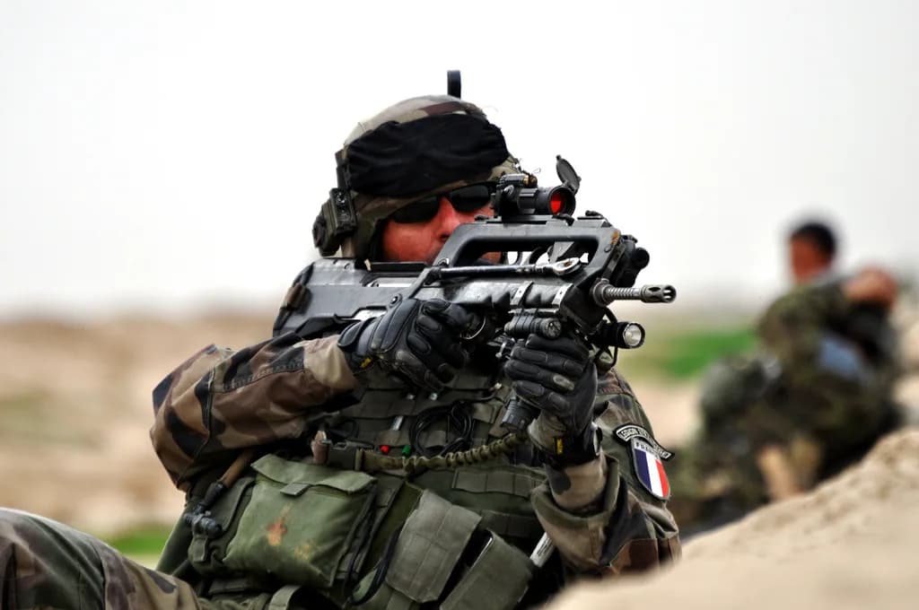 Légionnaire en patrouille visant avec son FAMAS en Afghanistan (ISAF)