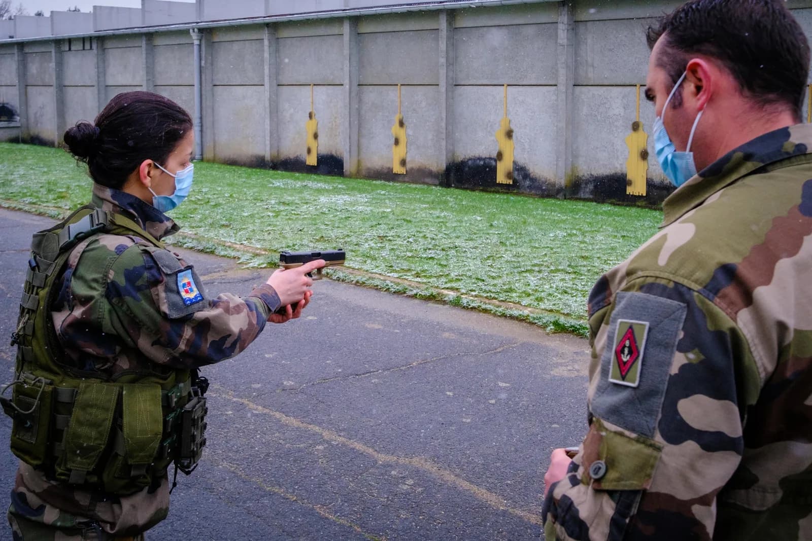 Militaire française à l'instruction de tir au pistolet Glock 17