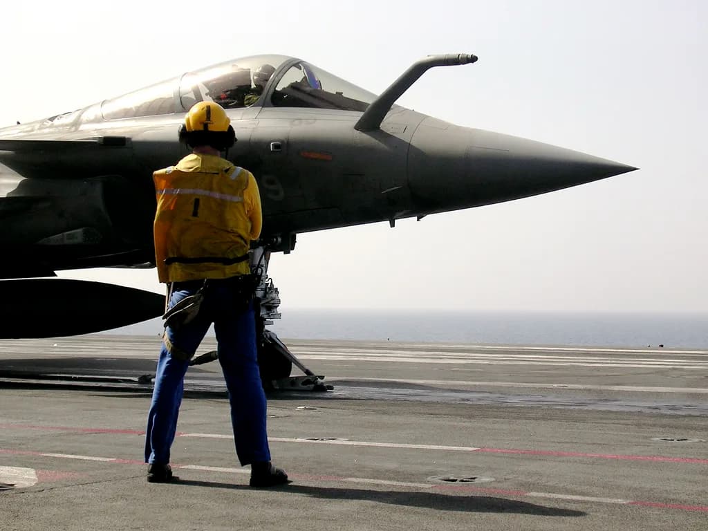 Rafale Marine et chien jaune sur le pont d'envol du porte-avions Charles de Gaulle