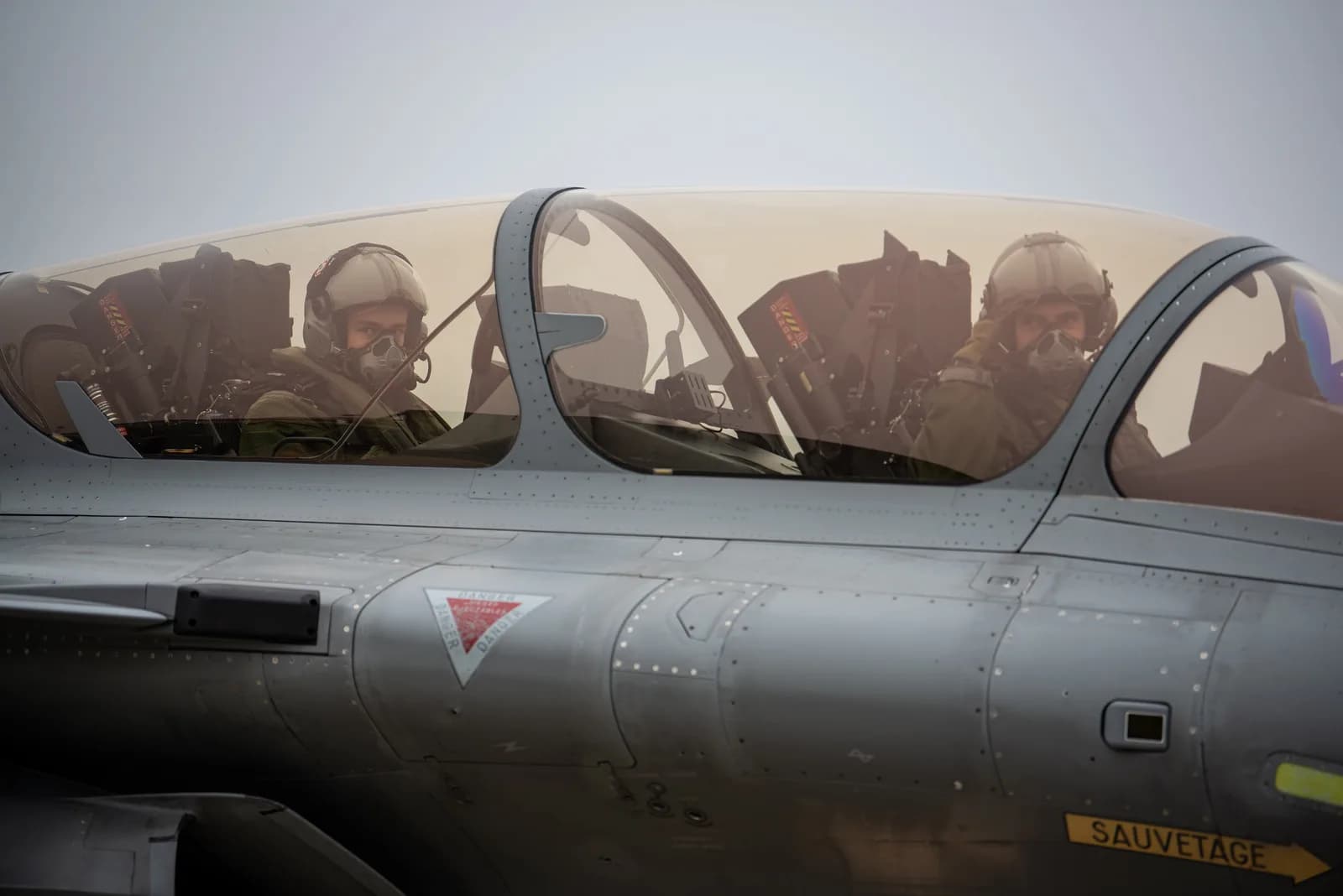 Deux pilotes de Rafale B de l'armée de l'Air et de l'Espace au roulage sur la base de Spangdahlem