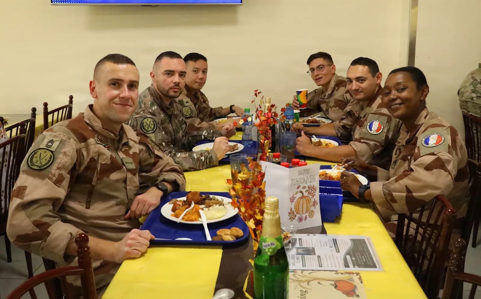 Militaires français partageant un repas de Thanksgiving en déploiement au Koweït