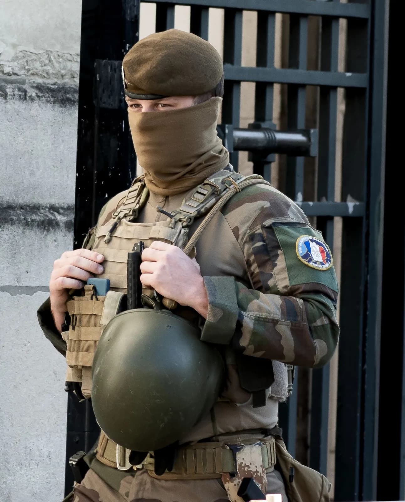 Soldat de l'opération Sentinelle en faction, patch tricolore sur l'épaule