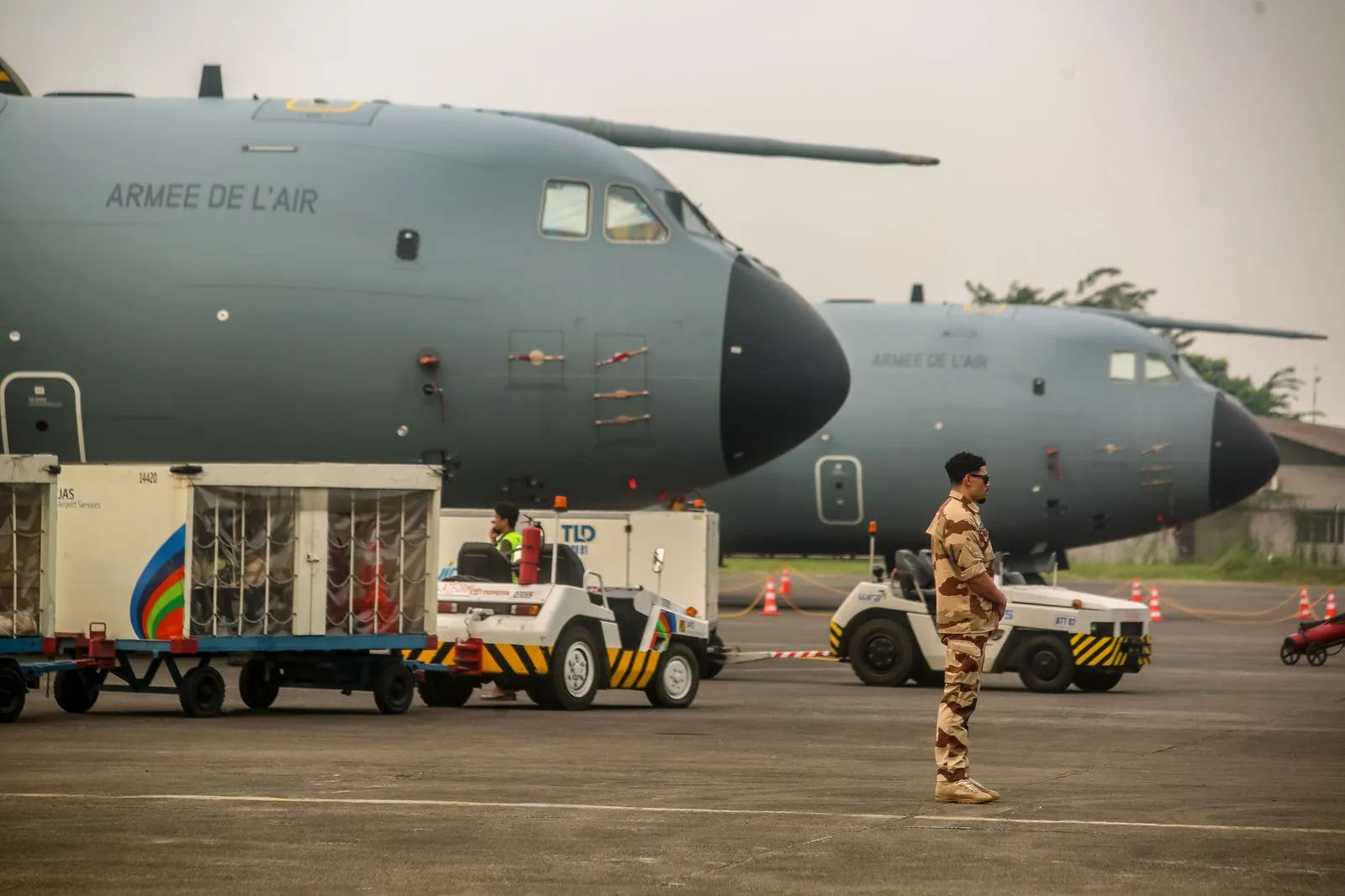A400M Atlas de l'armée de l'Air et personnel au sol sur la piste