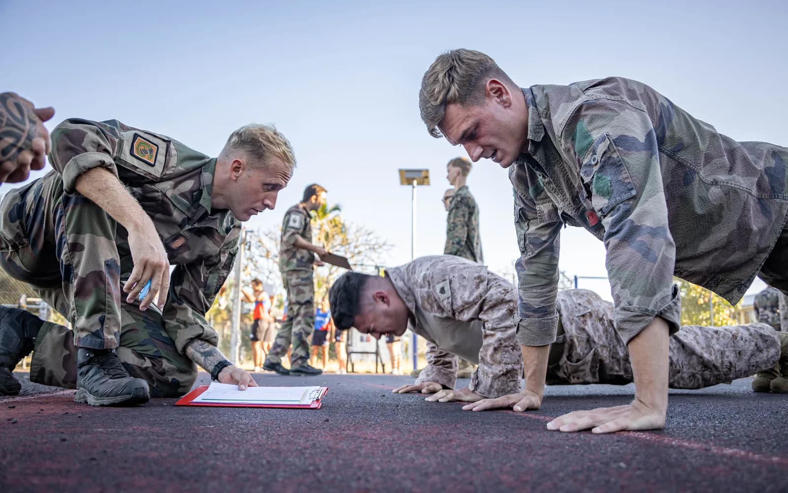 Instructeur français évaluant un test physique du parcours Aito, exercice Delayen à Tahiti