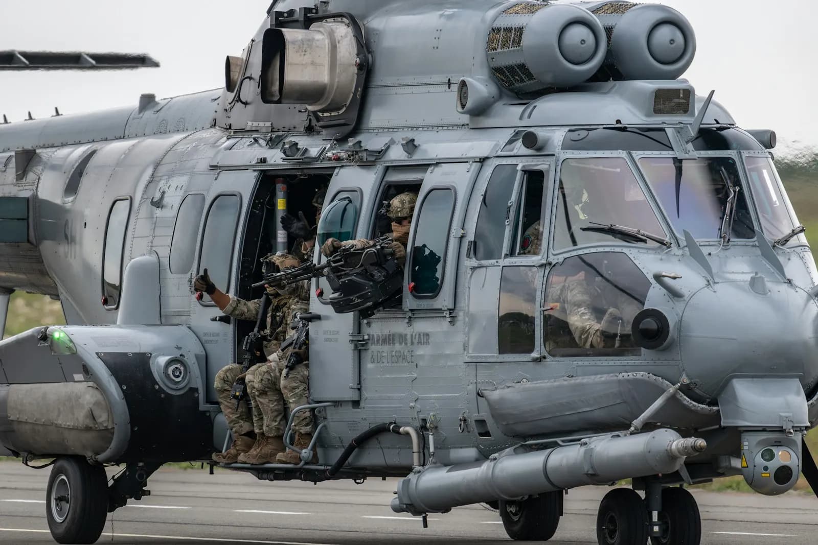 Hélicoptère H225M Caracal et son mitrailleur de porte