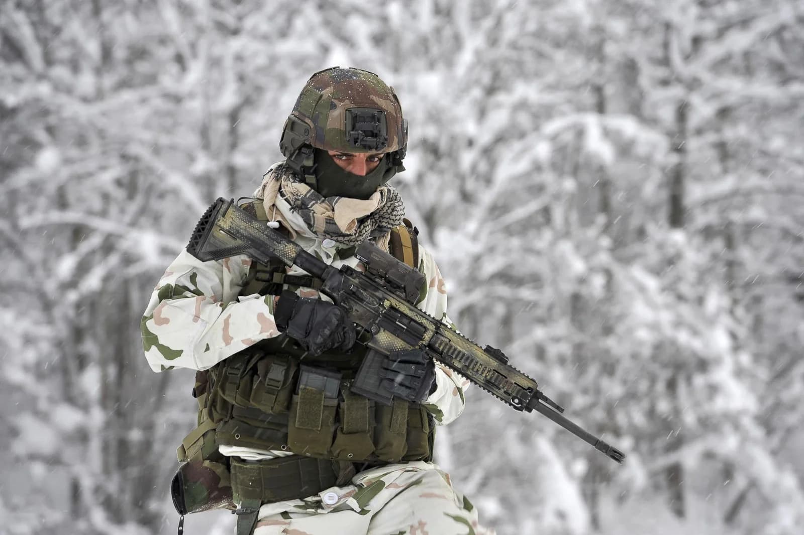 Commando montagne du 13e bataillon de chasseurs alpins armé d'un HK417 sous la neige
