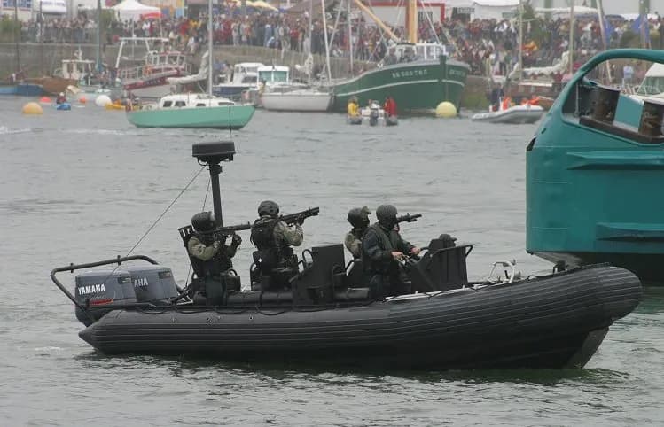 Commandos marine en embarcation rapide