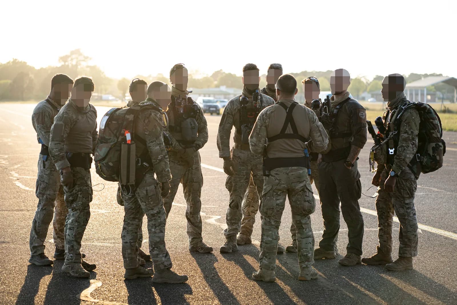 Briefing de chuteurs opérationnels de l'armée de l'Air et de l'Espace au crépuscule, exercice Athena
