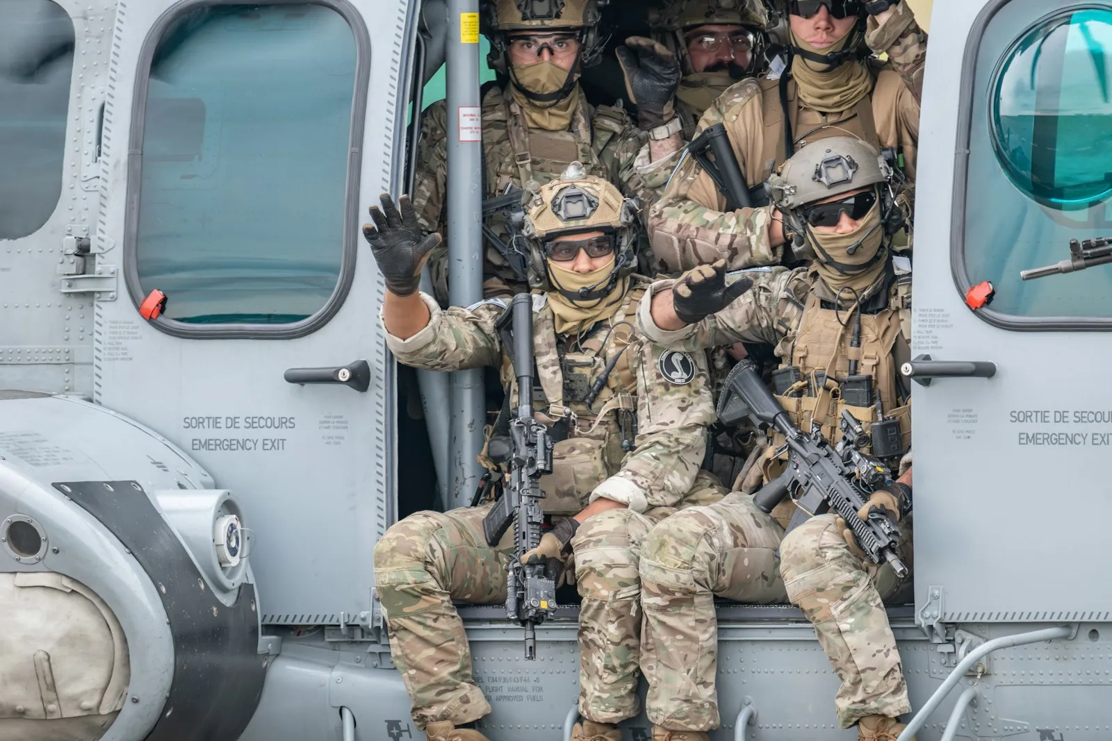 Commandos assis en porte d'hélicoptère