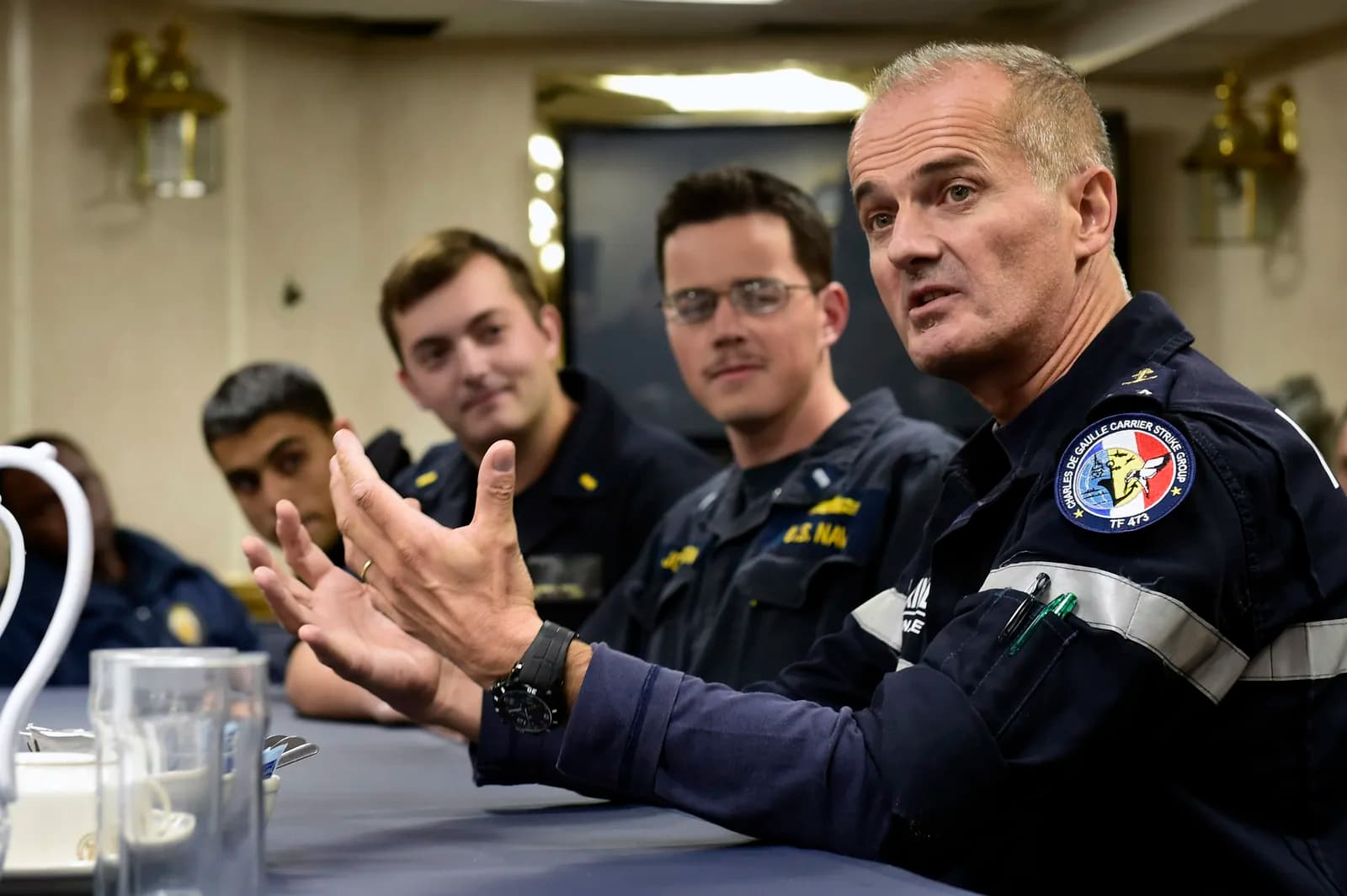 Le contre-amiral Olivier Lebas s'adressant à des officiers à bord de l'USS Ross