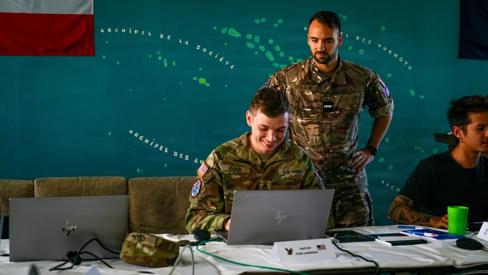 Adjudant français des FANC supervisant un défi de cybersécurité aux côtés d'un spécialiste cyber américain, exercice Marara en Polynésie française