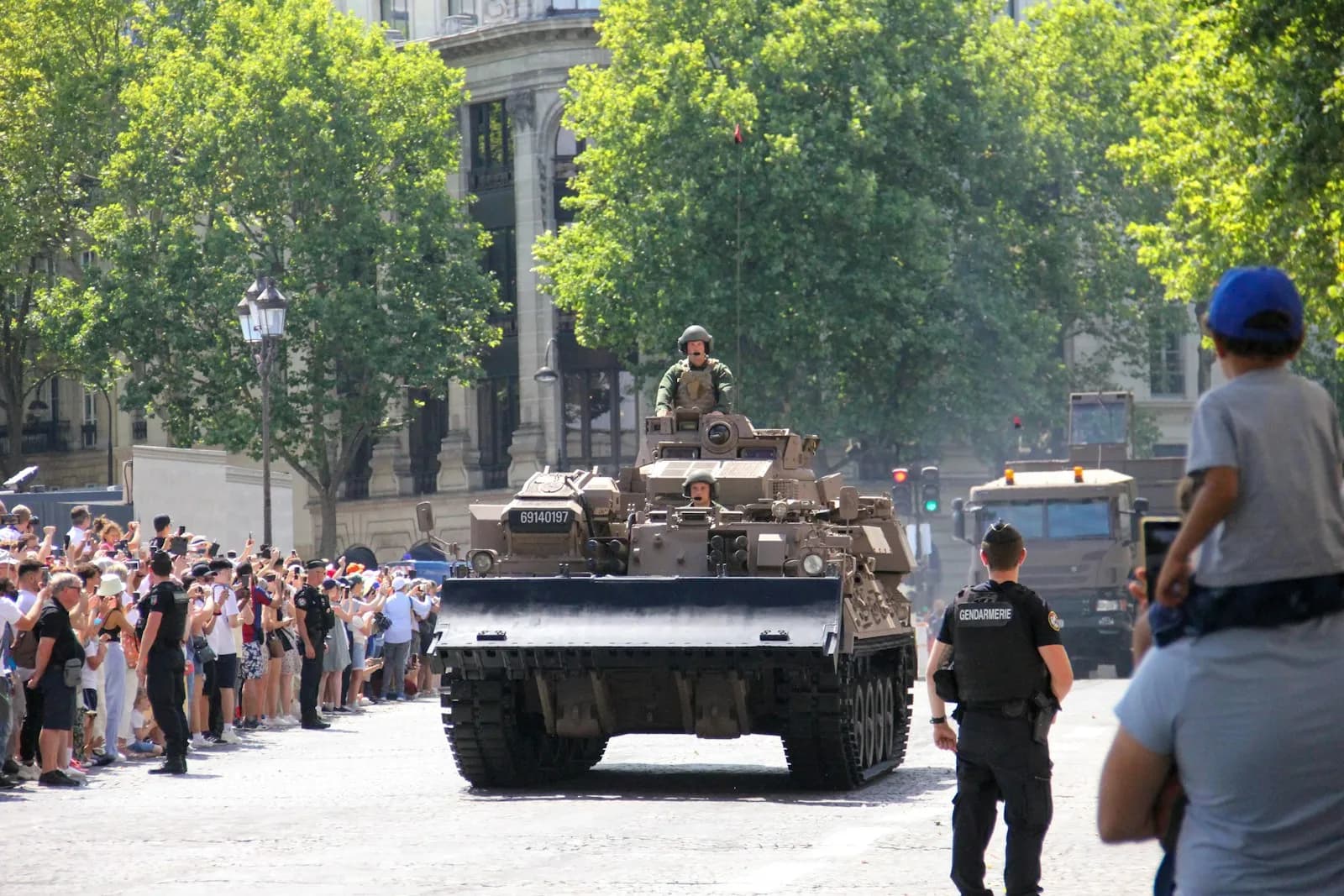 Blindé de l'armée de terre devant la foule lors du défilé du 14 Juillet