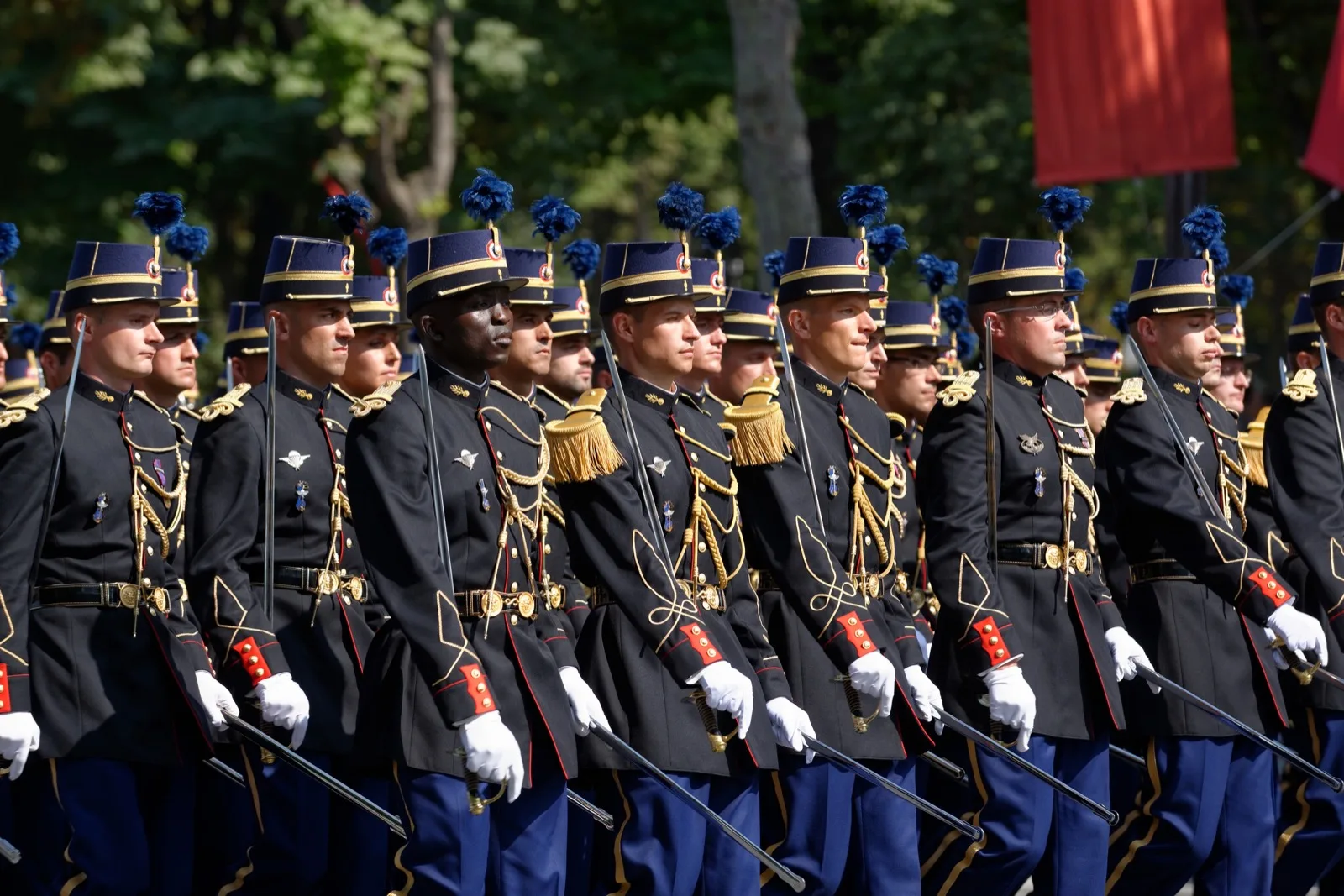Rangs d'élèves-officiers de l'EOGN au shako lors du défilé du 14 Juillet sur les Champs-Élysées