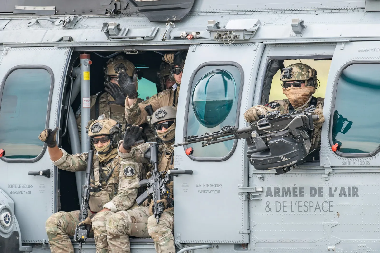 Équipe embarquée à bord d'un hélicoptère de l'armée de l'Air et de l'Espace