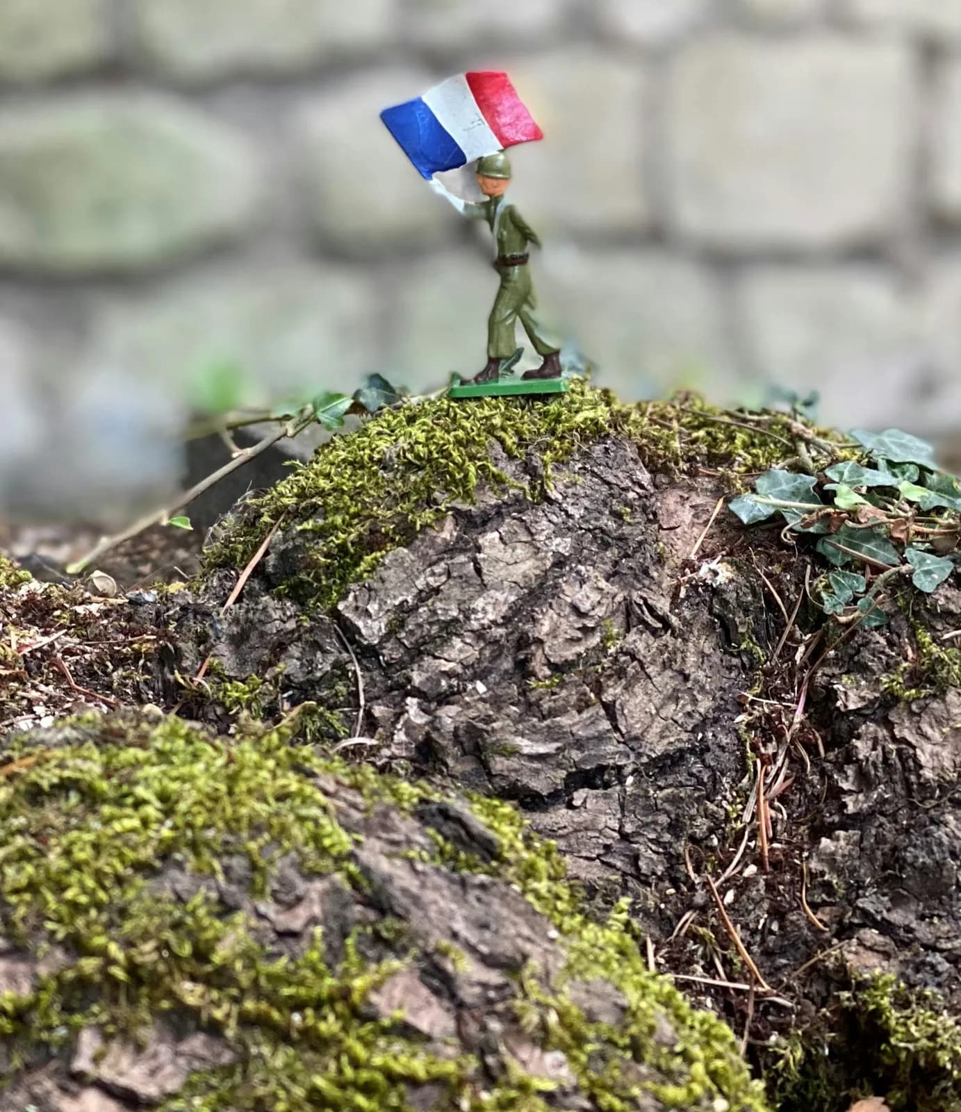 Figurine de soldat plantant le drapeau français