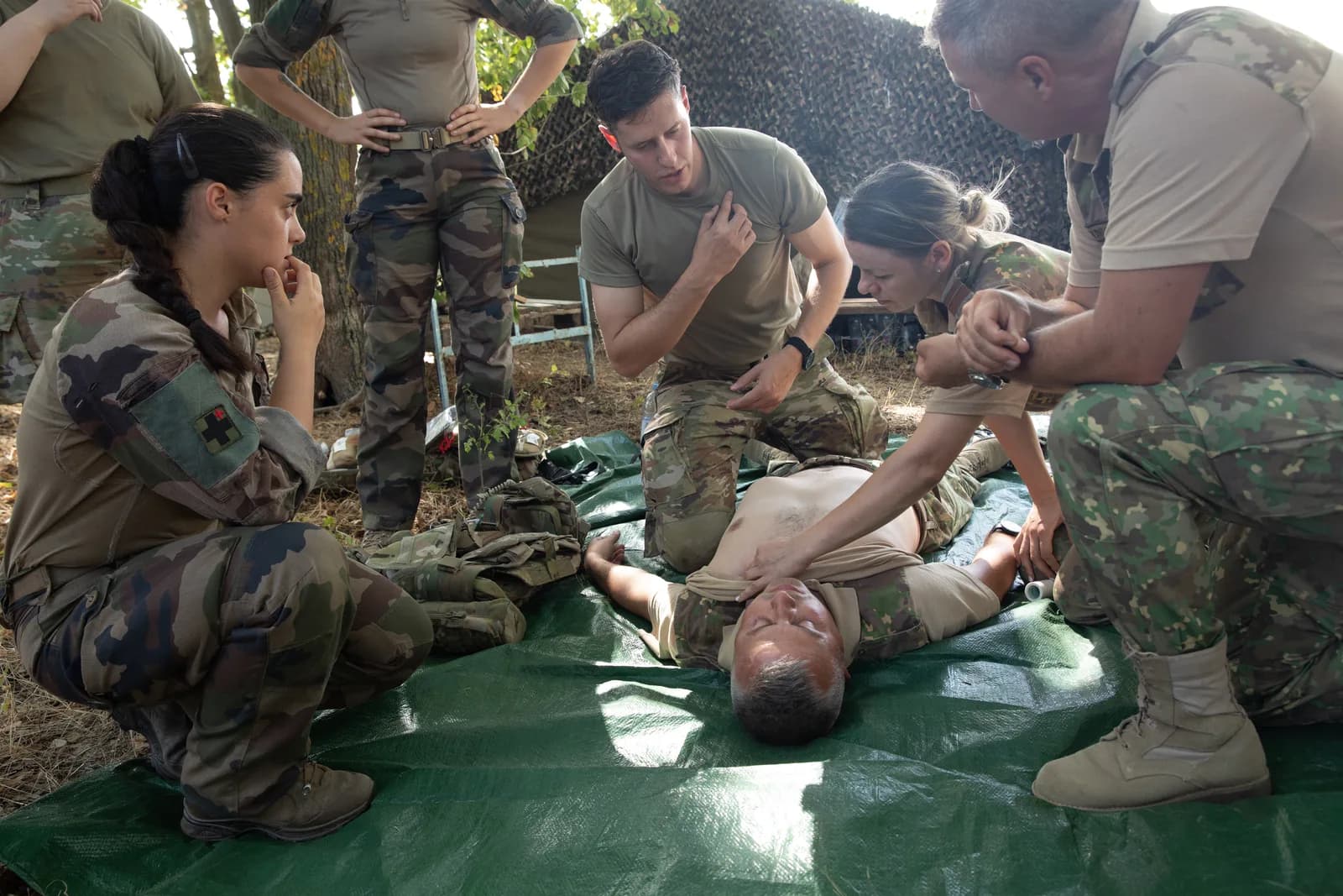 Militaire française lors d'une formation de secourisme aux côtés de soldats américains et roumains