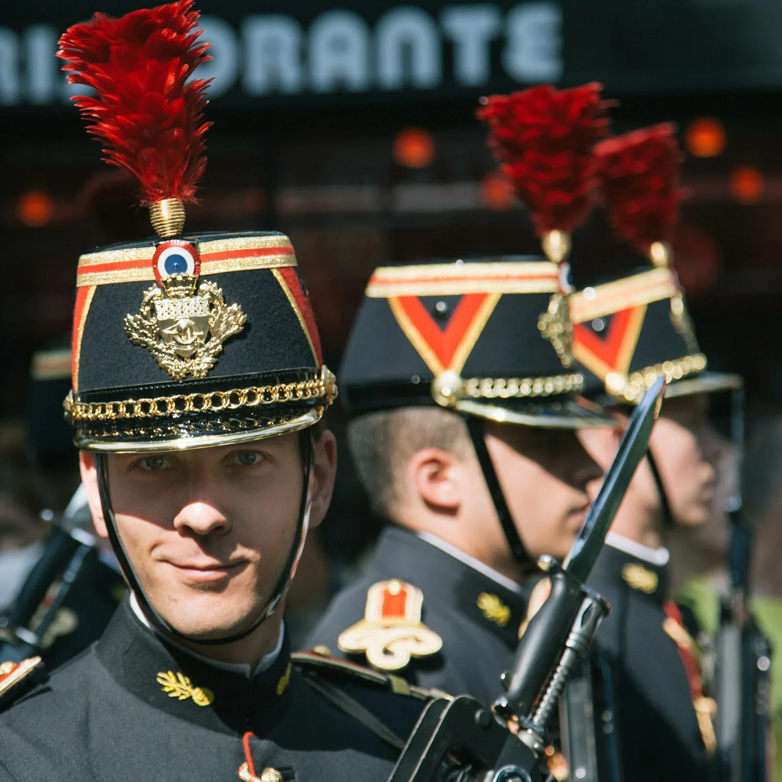 Gardes républicains en grande tenue lors du 14 Juillet