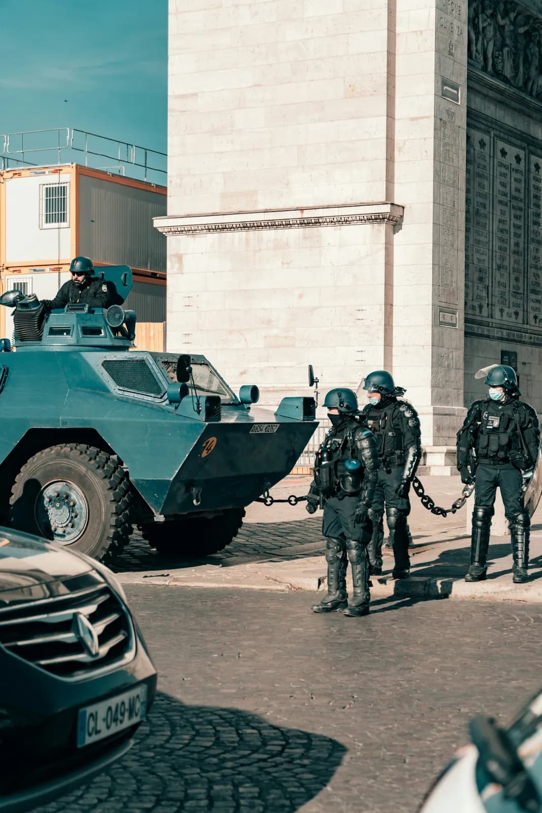 Gendarmes mobiles et blindé de la Gendarmerie près de l'Arc de Triomphe