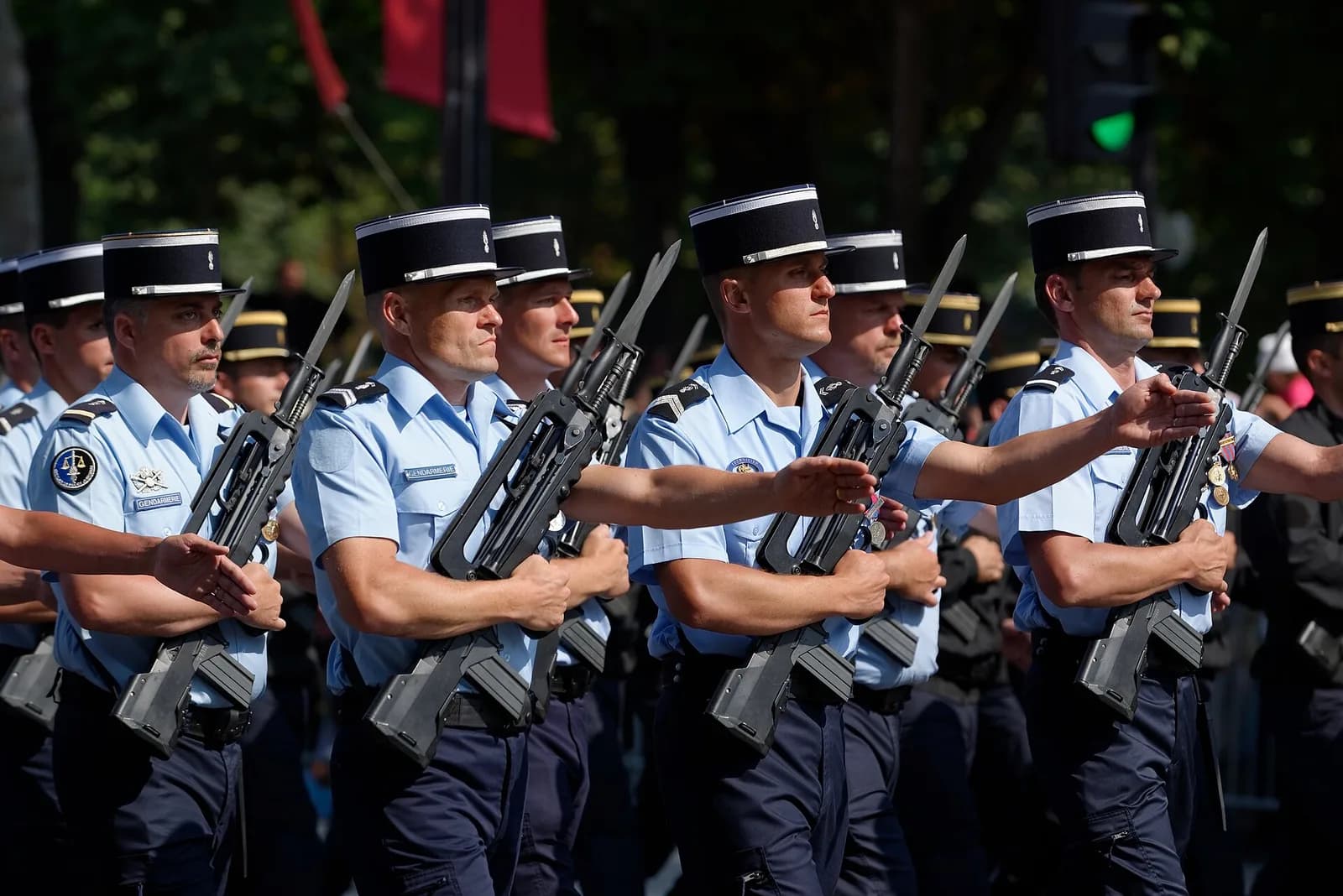 Gendarmes du transport aérien défilant l'arme à la main sur les Champs-Élysées