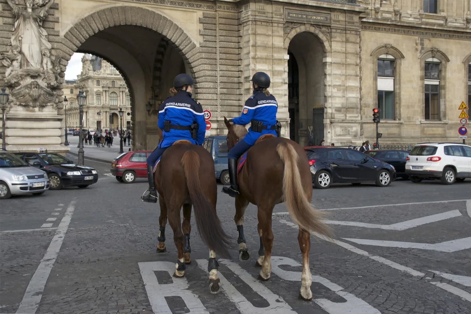 Patrouille féminine à cheval de la Garde républicaine près des guichets du Louvre à Paris