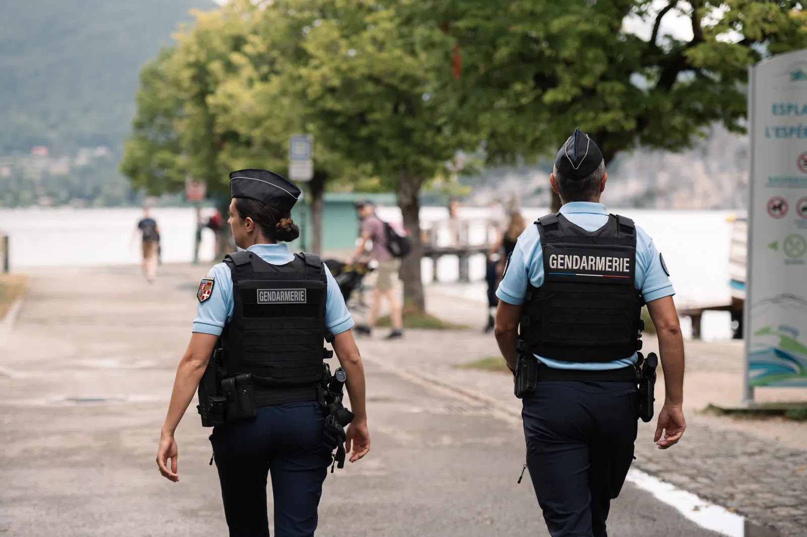 Deux gendarmes départementaux en patrouille en Haute-Savoie