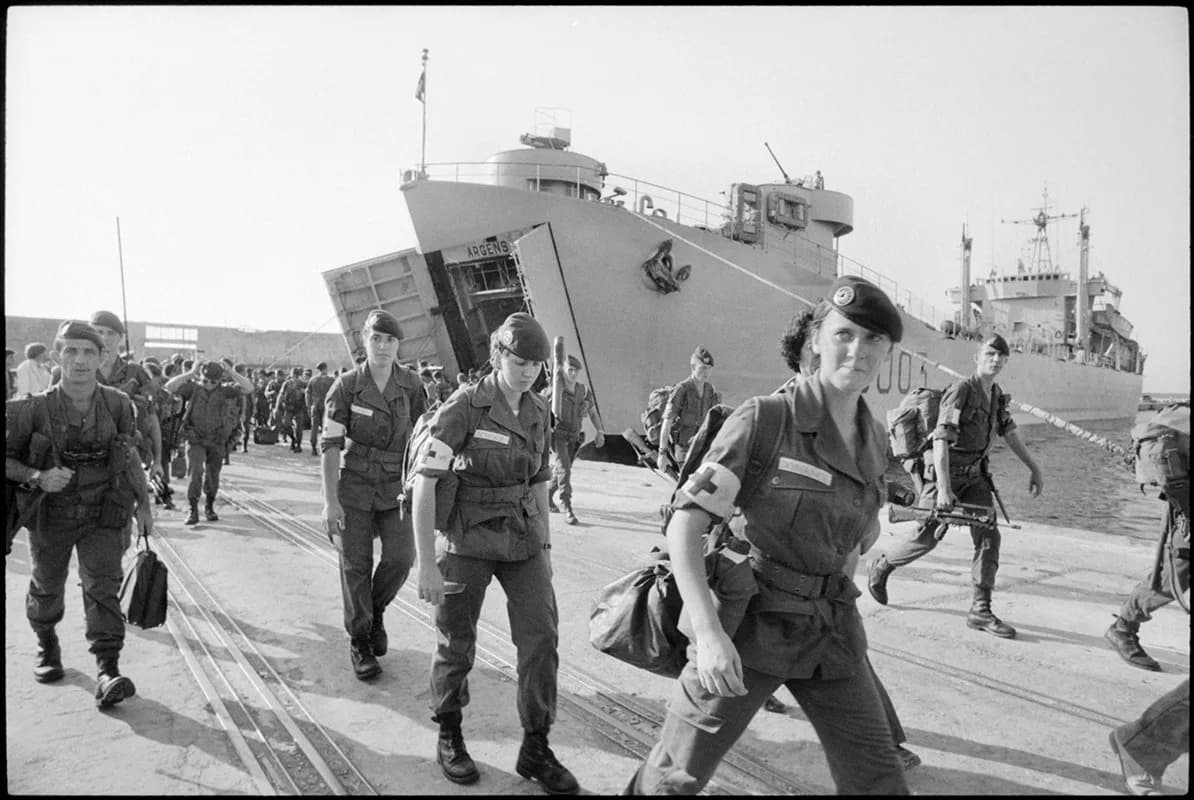 Le détachement d'intervention parachutiste féminin débarque à Beyrouth, 1982