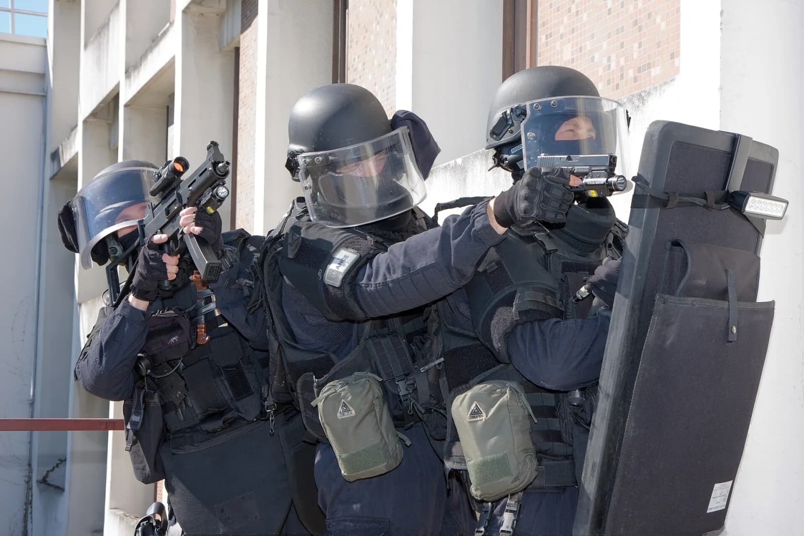 Gendarmes d'un peloton d'intervention (PI2G) en progression derrière le bouclier balistique