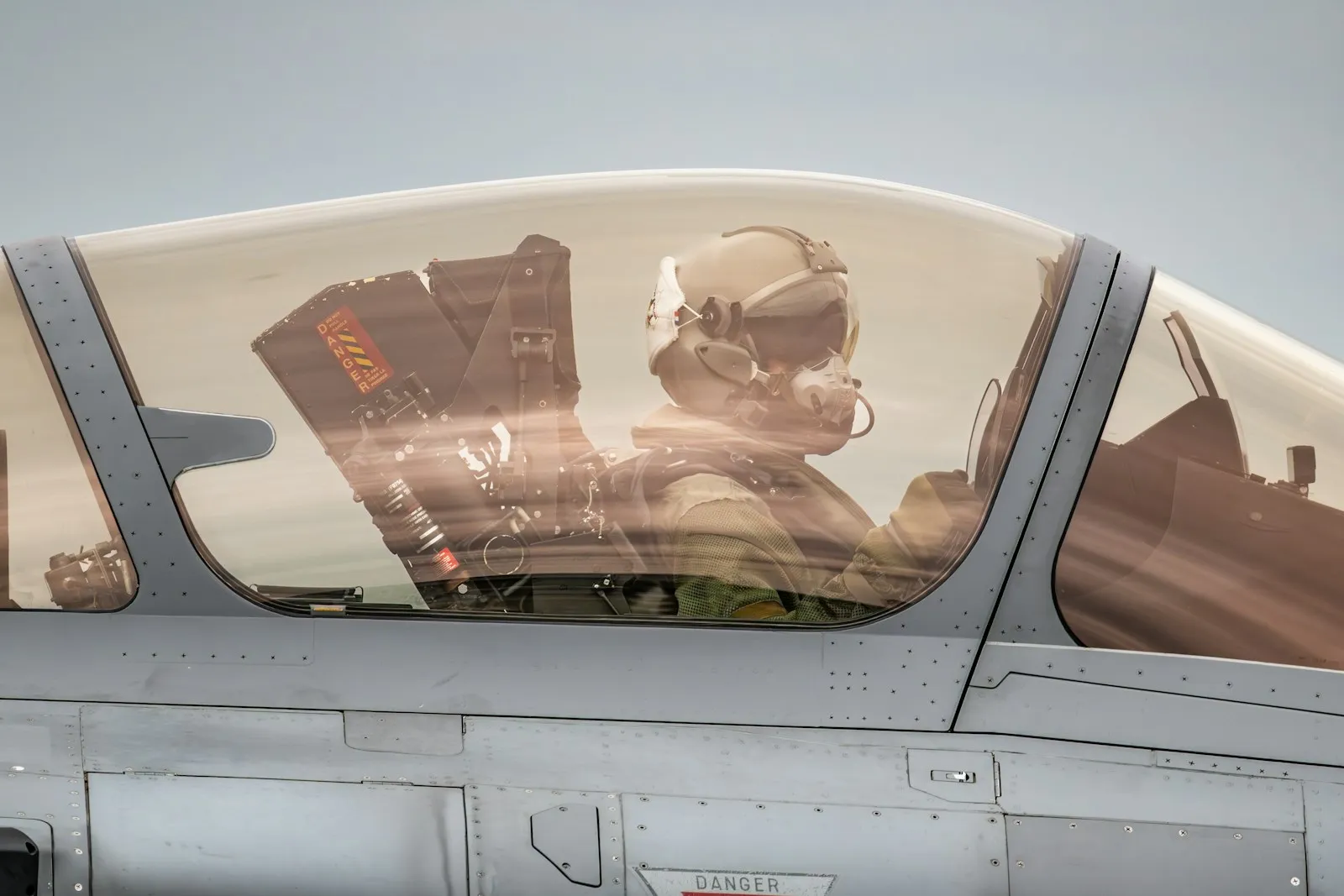 Pilote de chasse dans son cockpit