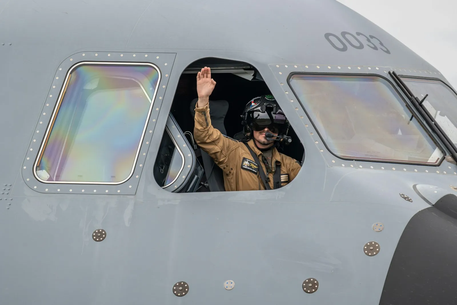 Pilote saluant depuis le cockpit de son appareil