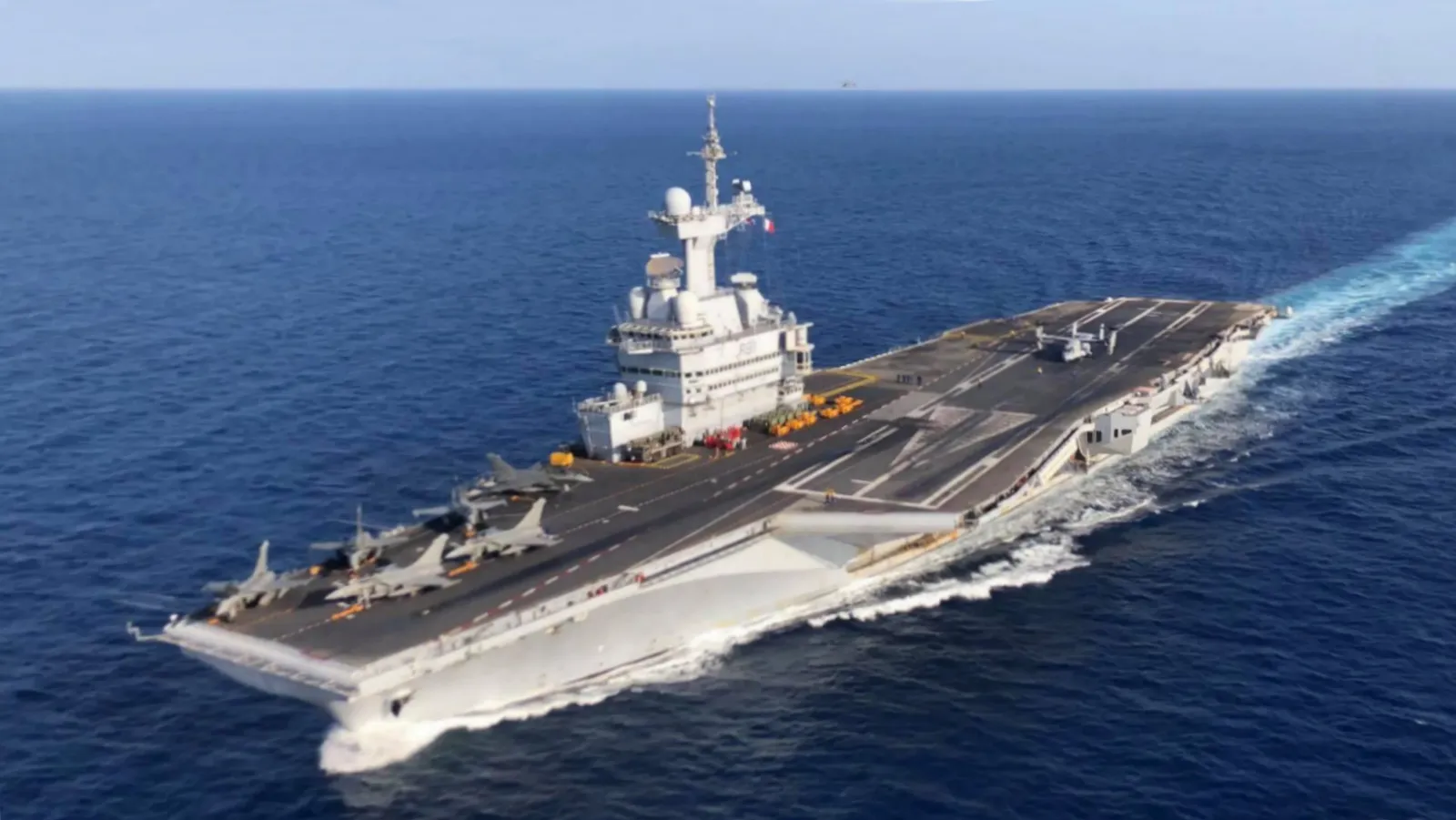 Le porte-avions Charles de Gaulle en navigation en Méditerranée