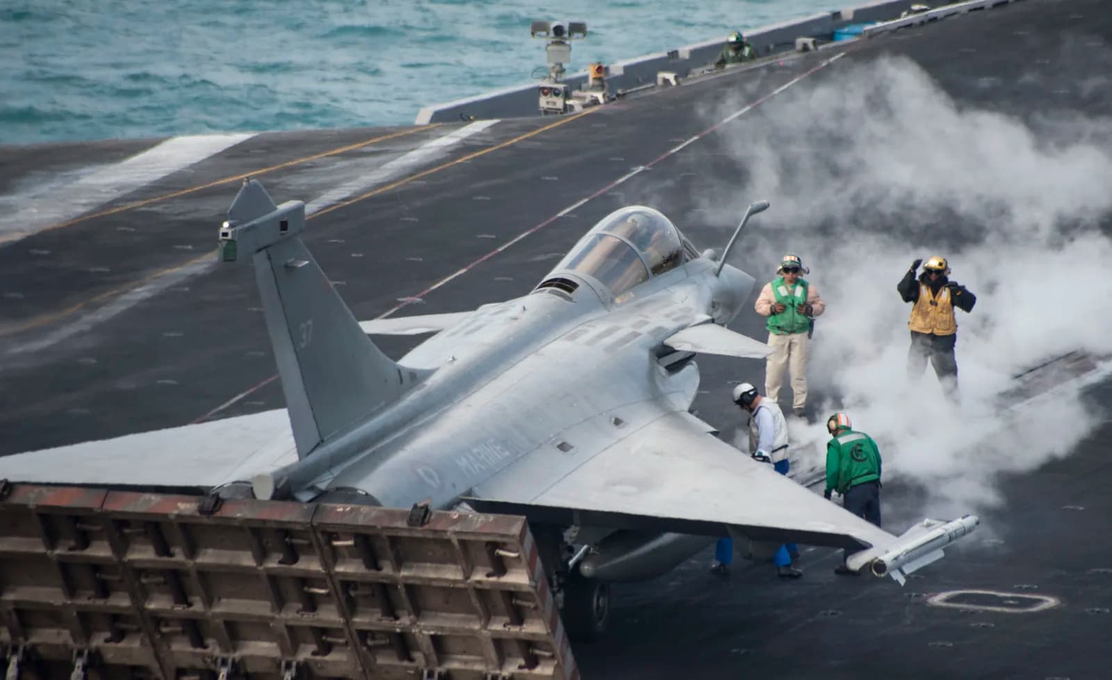 Rafale Marine paré au catapultage depuis le porte-avions américain USS Harry S. Truman