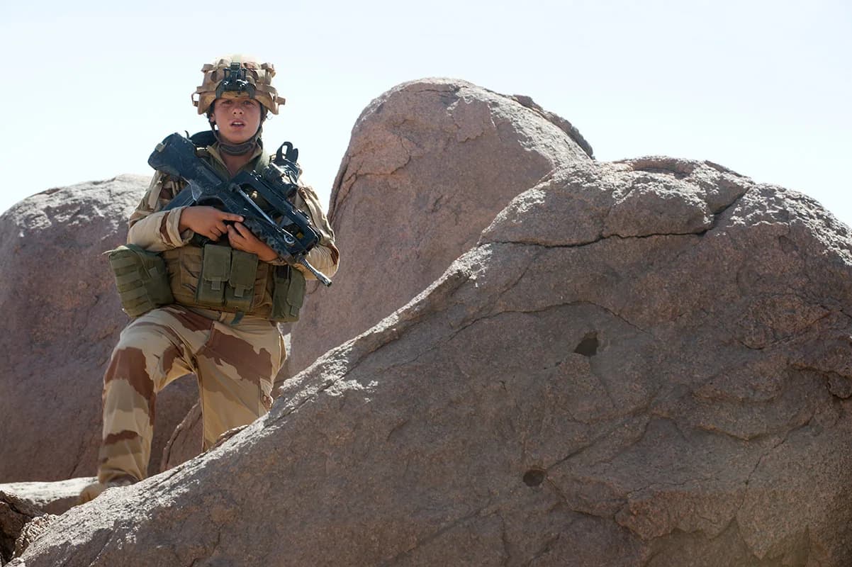 Sapeuse de marine du groupement tactique désert Richelieu sécurisant la fouille d'une cache d'armes au Mali, opération Barkhane