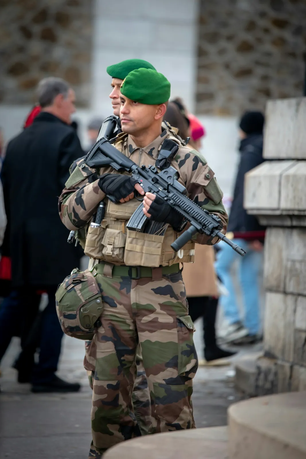 Soldat Sentinelle en faction devant un bâtiment parisien