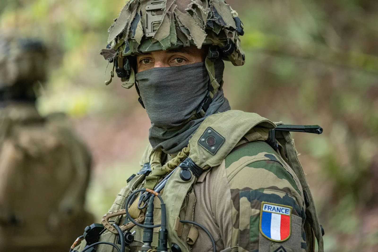 Soldat français au casque camouflé lors de l'exercice Saber Junction