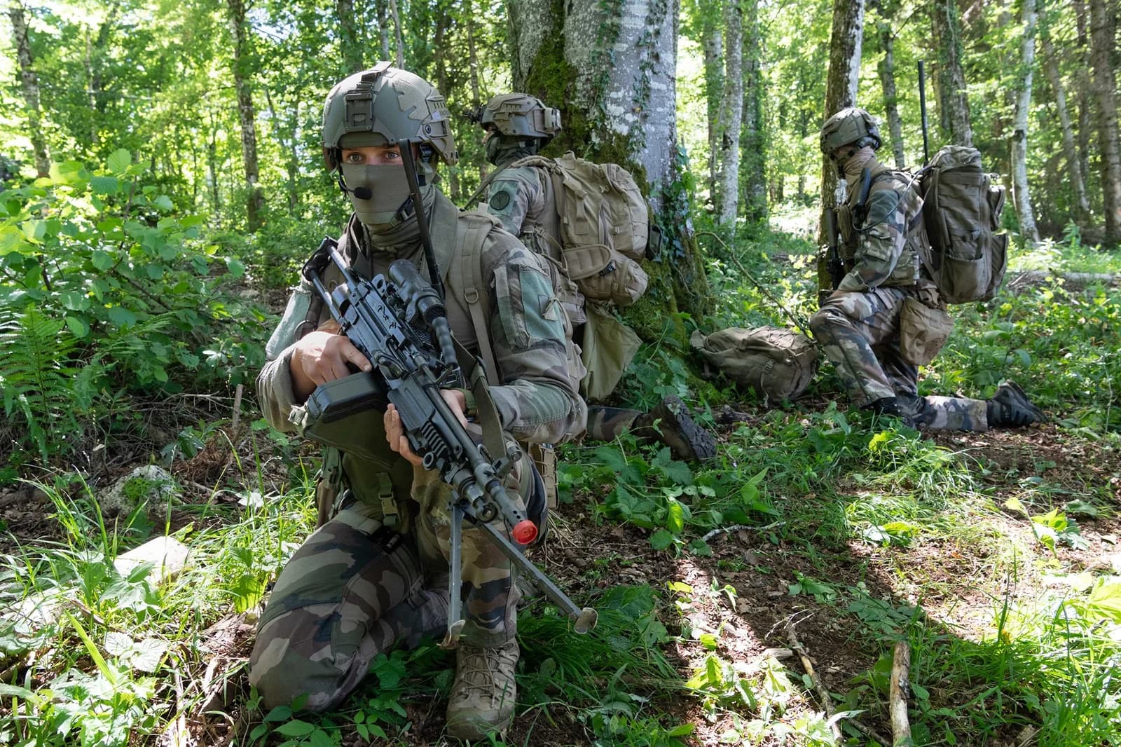 Soldats de la 7e brigade blindée avec une mitrailleuse Minimi en forêt, exercice Carspach